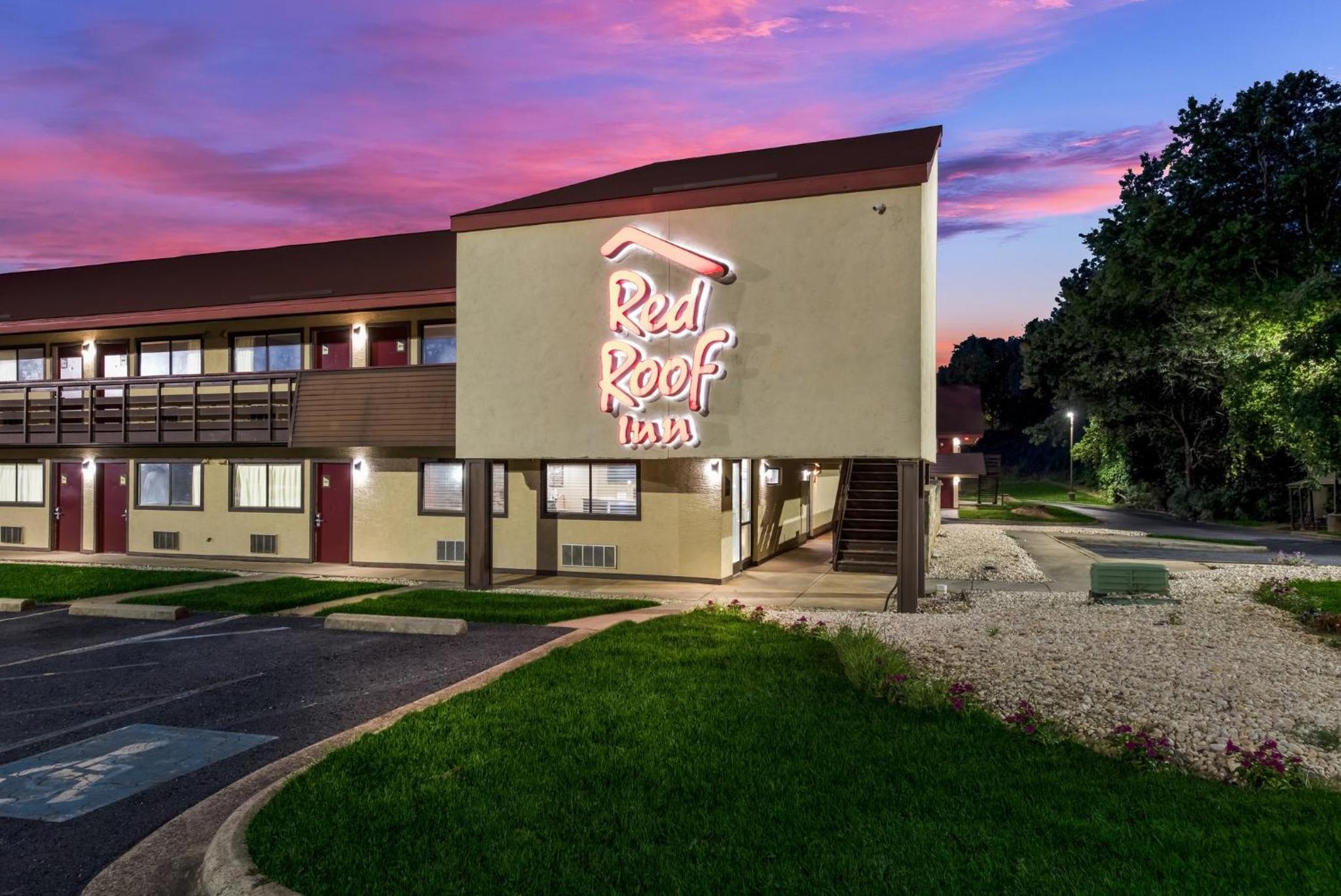 Red Roof Inn Hickory view 4