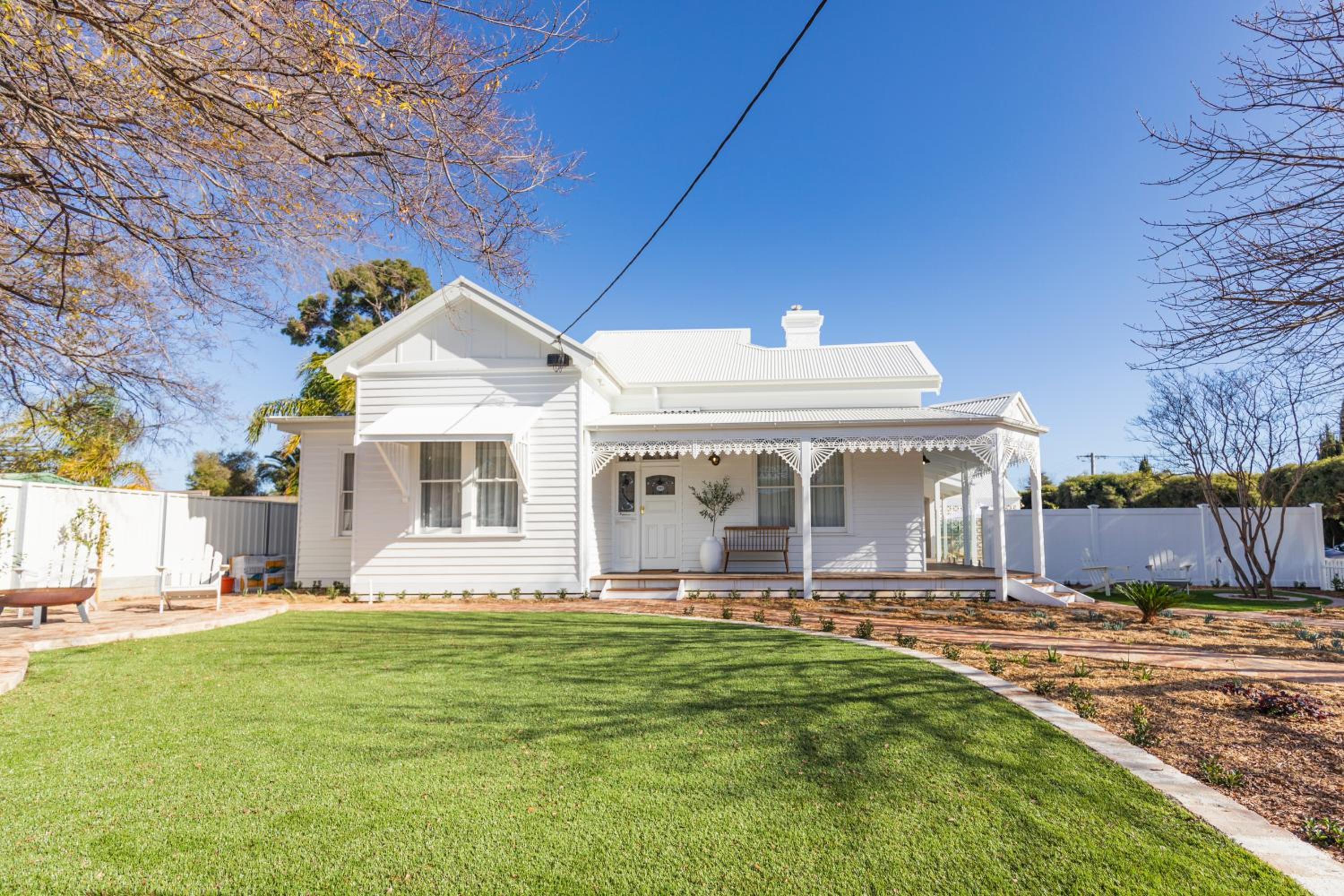 White House Swan Hill