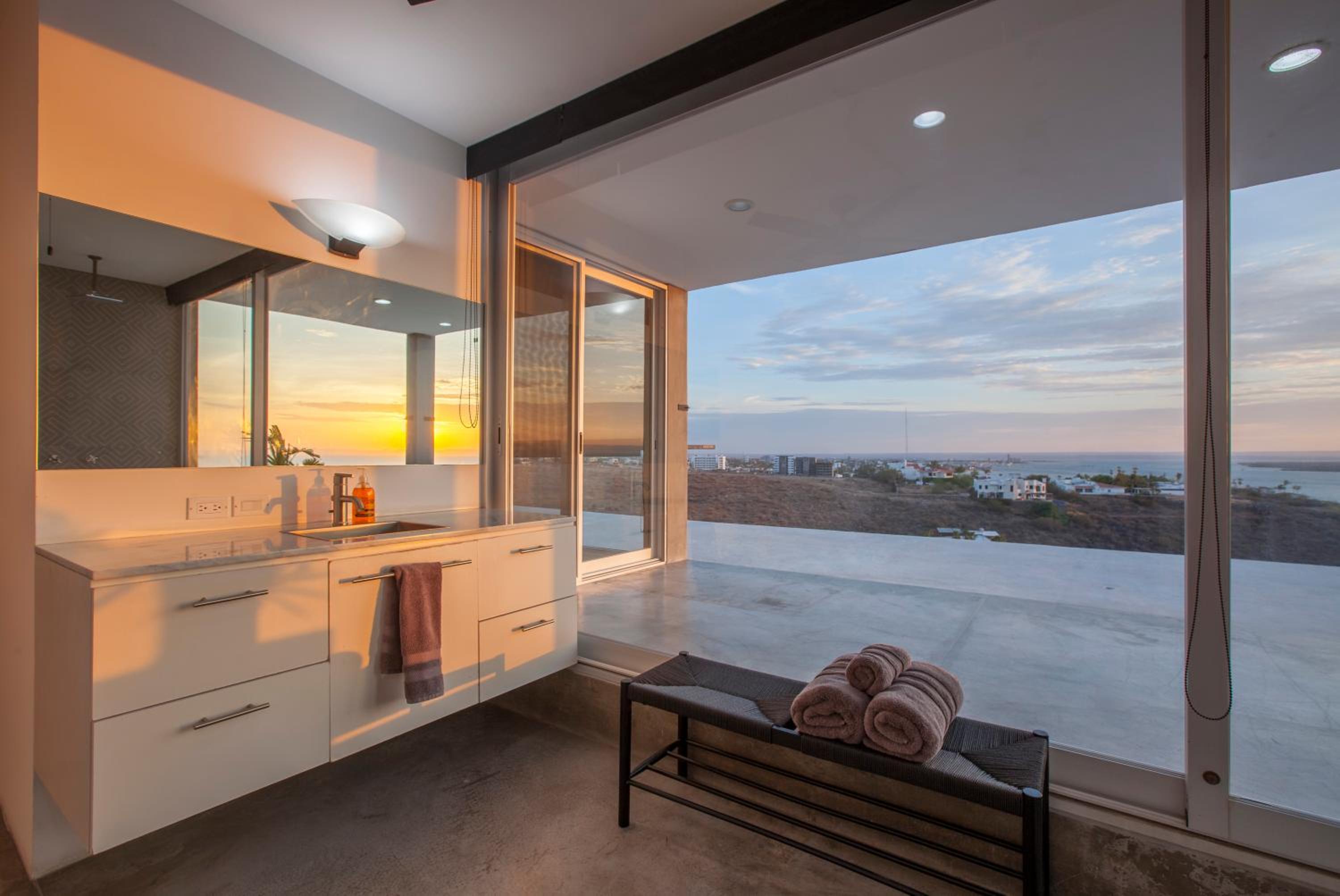 Villa Wellmina - Stunning Sunsets & Relaxing Poolside Vibes!