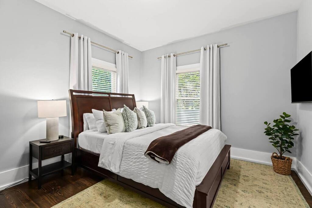 Fresh, Contemporary 2BR Home in Downtown Royal Oak view 3