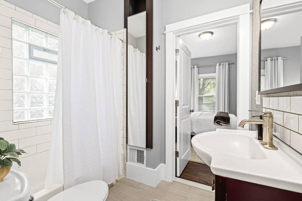 Fresh, Contemporary 2BR Home in Downtown Royal Oak view 5