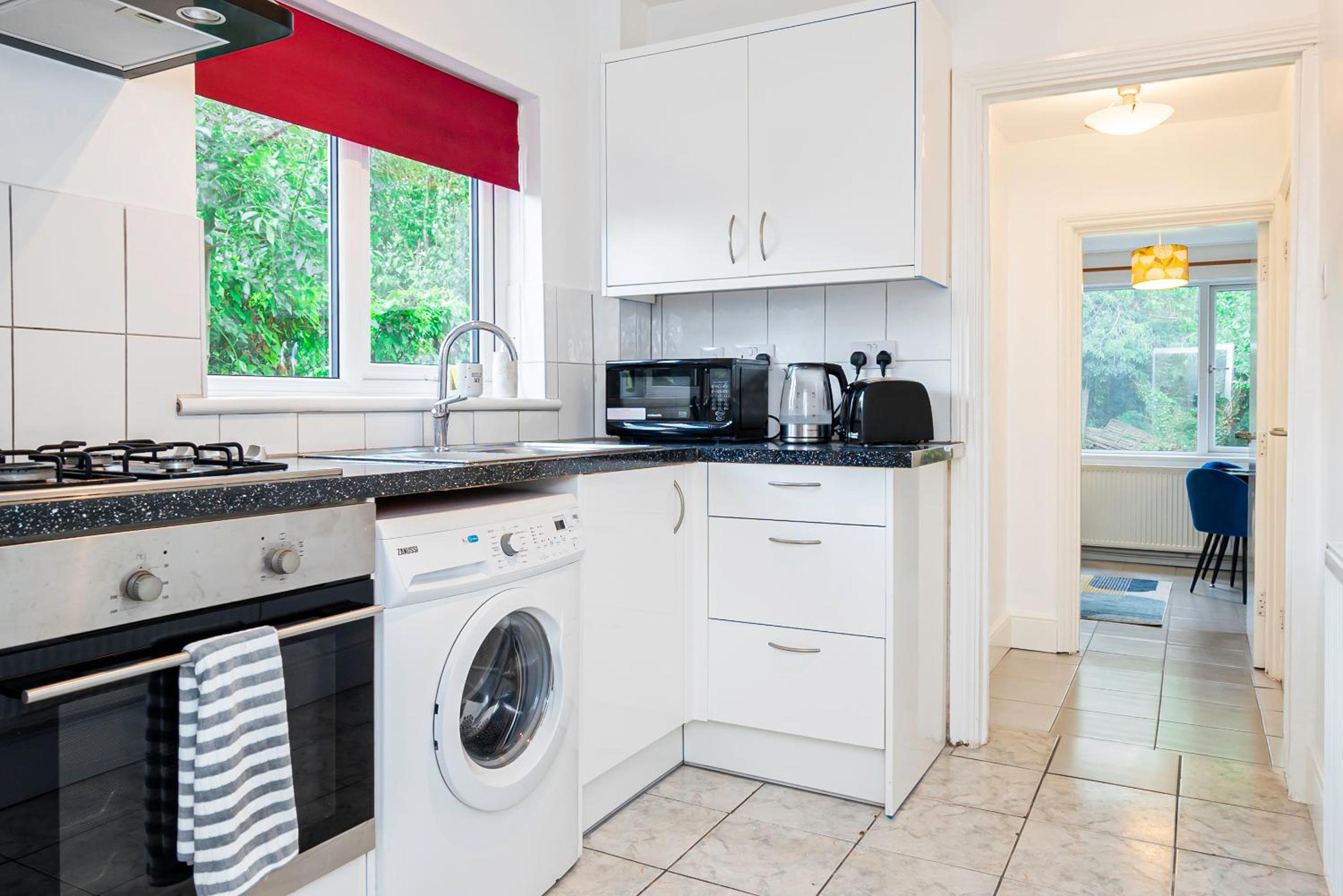 Charming 2-Bedroom Flat with a Garden and Free Parking at Abingdon view 3