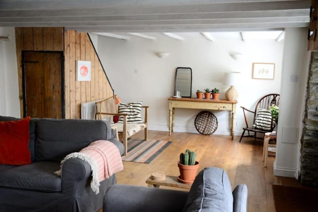 Spring Cottage,Gorgeous and Hi-spec view 3