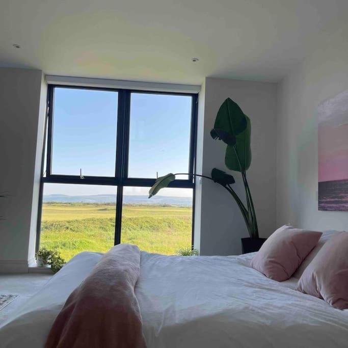Seafront apartment with spectacular views