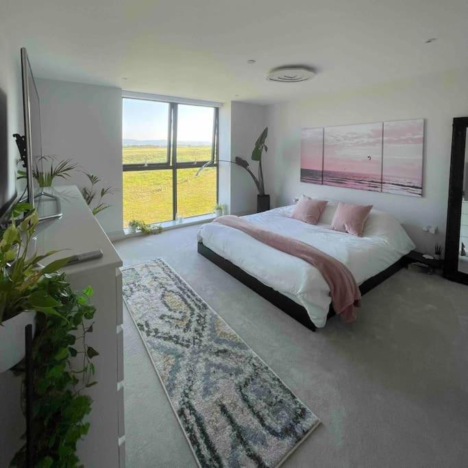 Seafront apartment with spectacular views