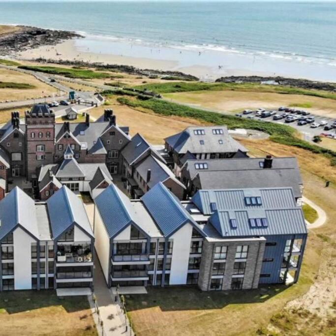 Seafront apartment with spectacular views