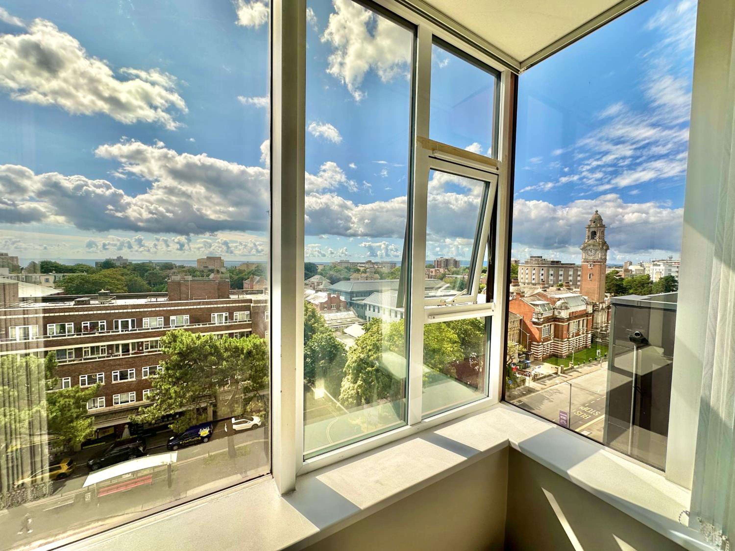 Gorgeous Sea View Two Bed Apartment - Close to Beach with Free Parking