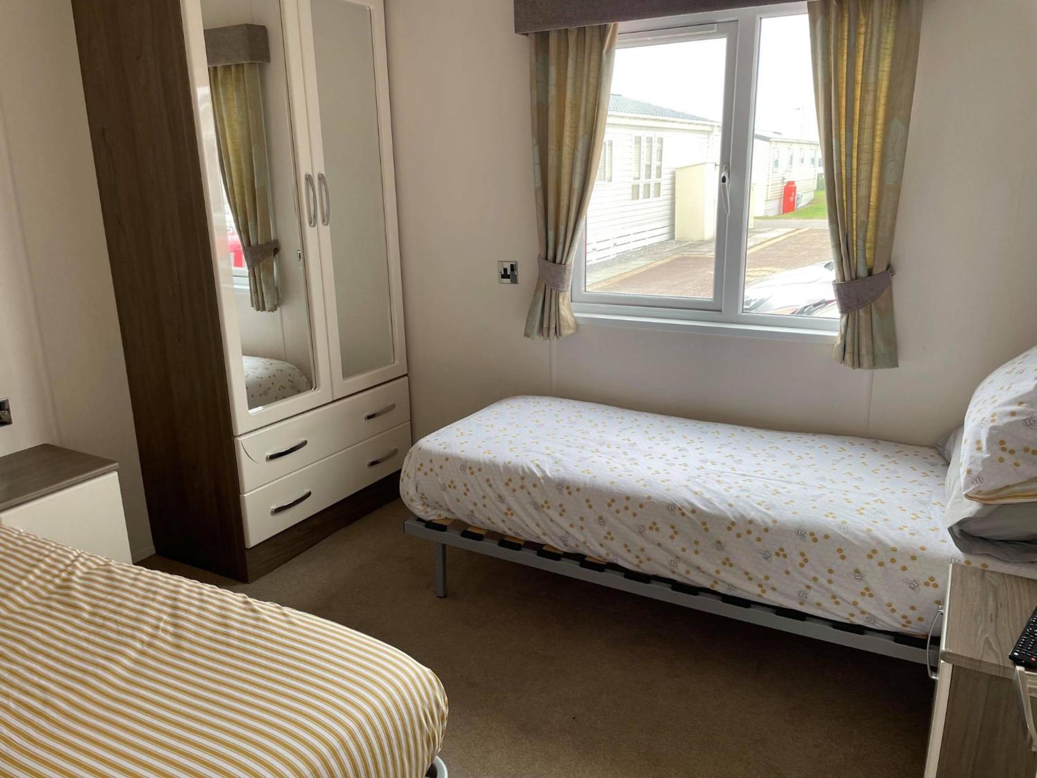 2 Bedroom Lodge - Honeysuckle 95, Trecco Bay view 2