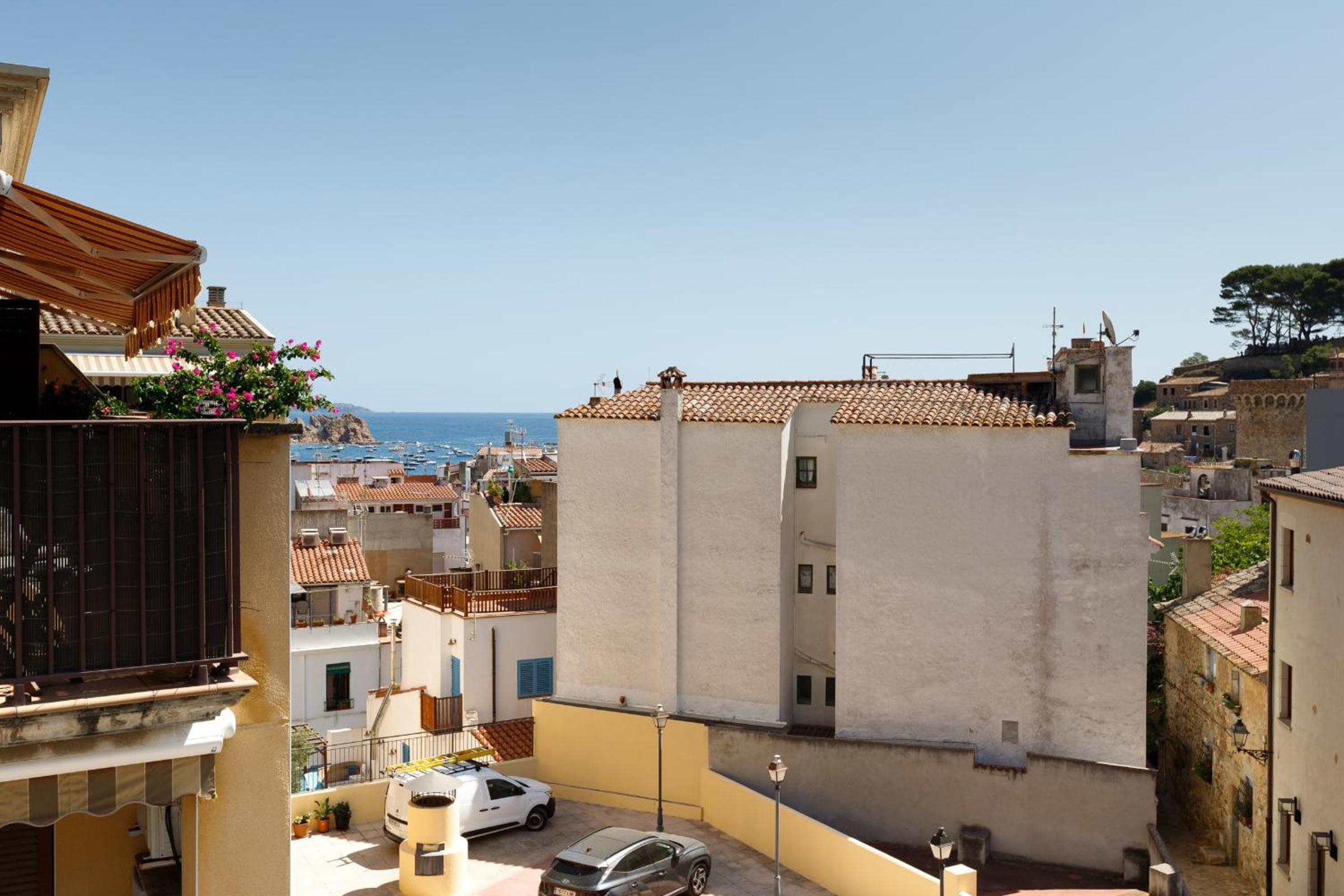 Lets Holidays Big terrace house with parking