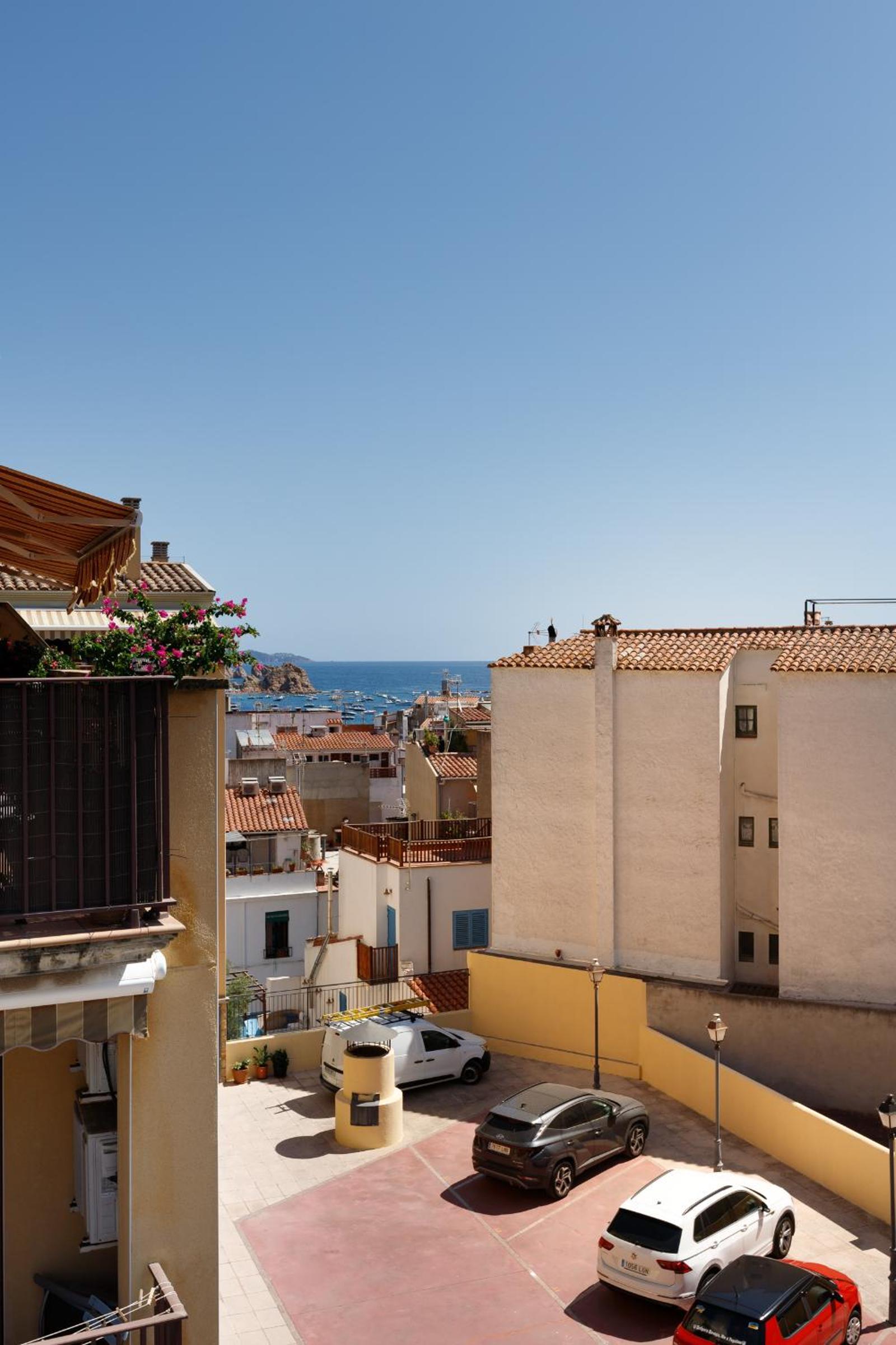 Lets Holidays Big terrace house with parking