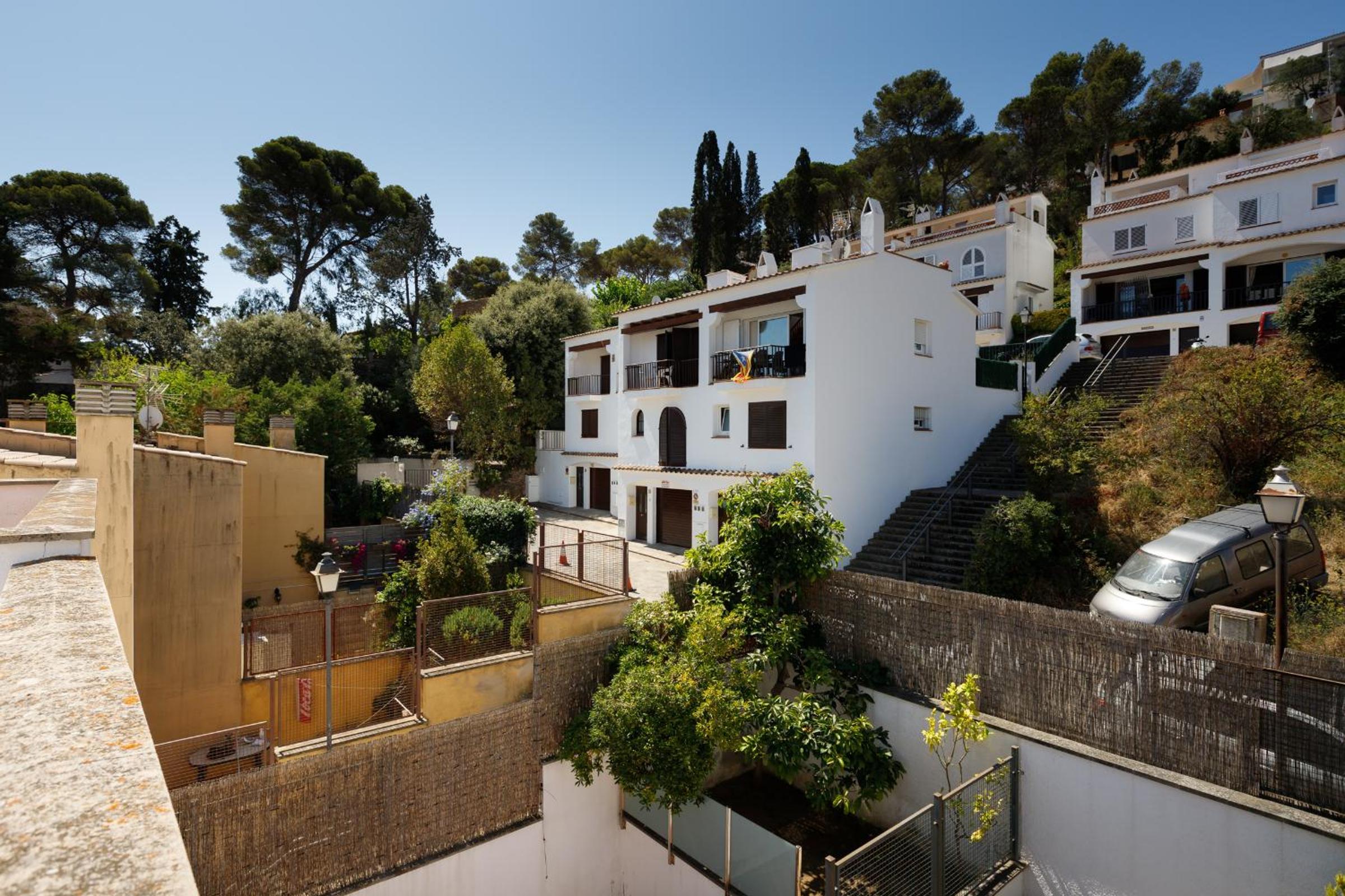 Lets Holidays Big terrace house with parking