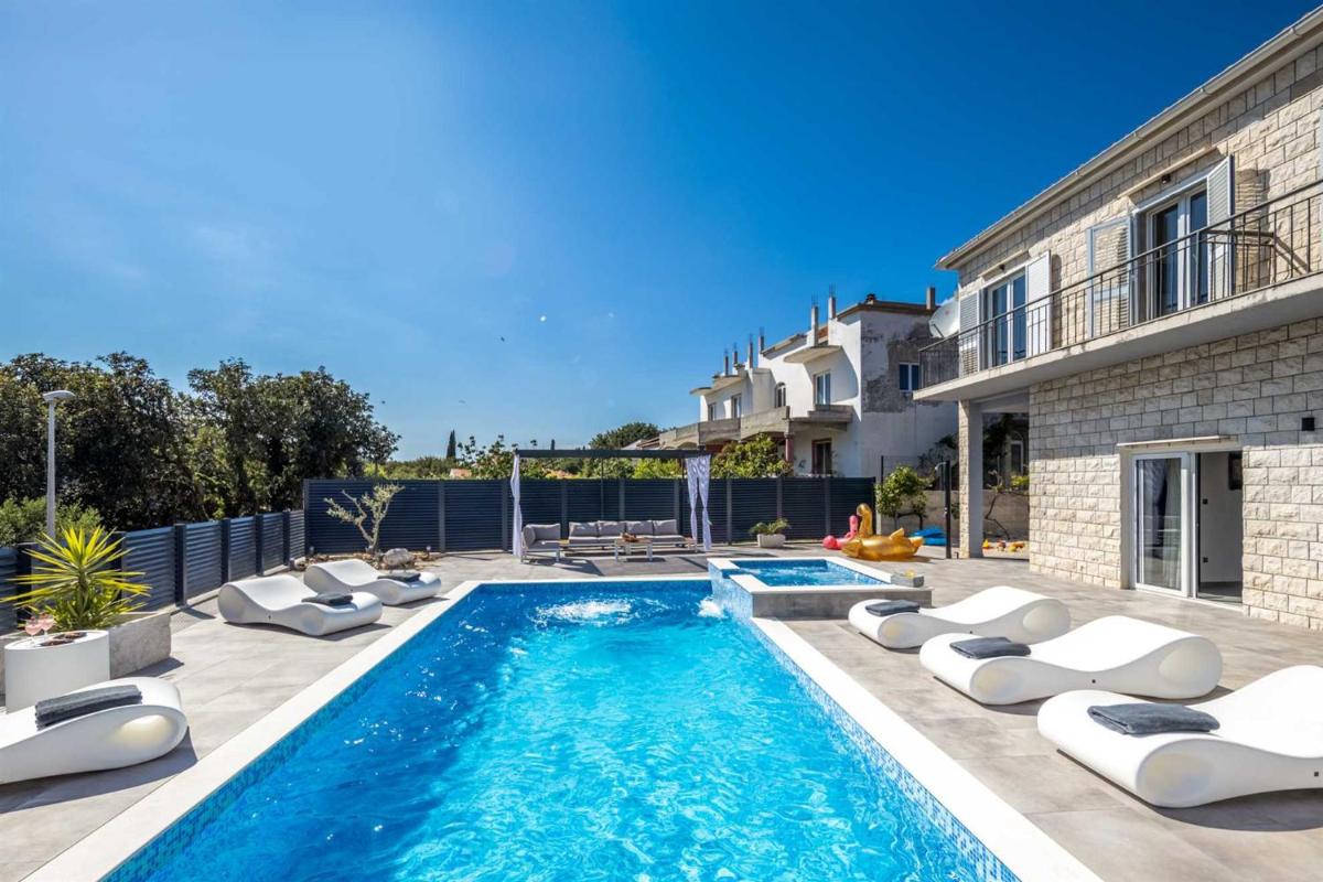 Luxury stone villa Tonka view 3