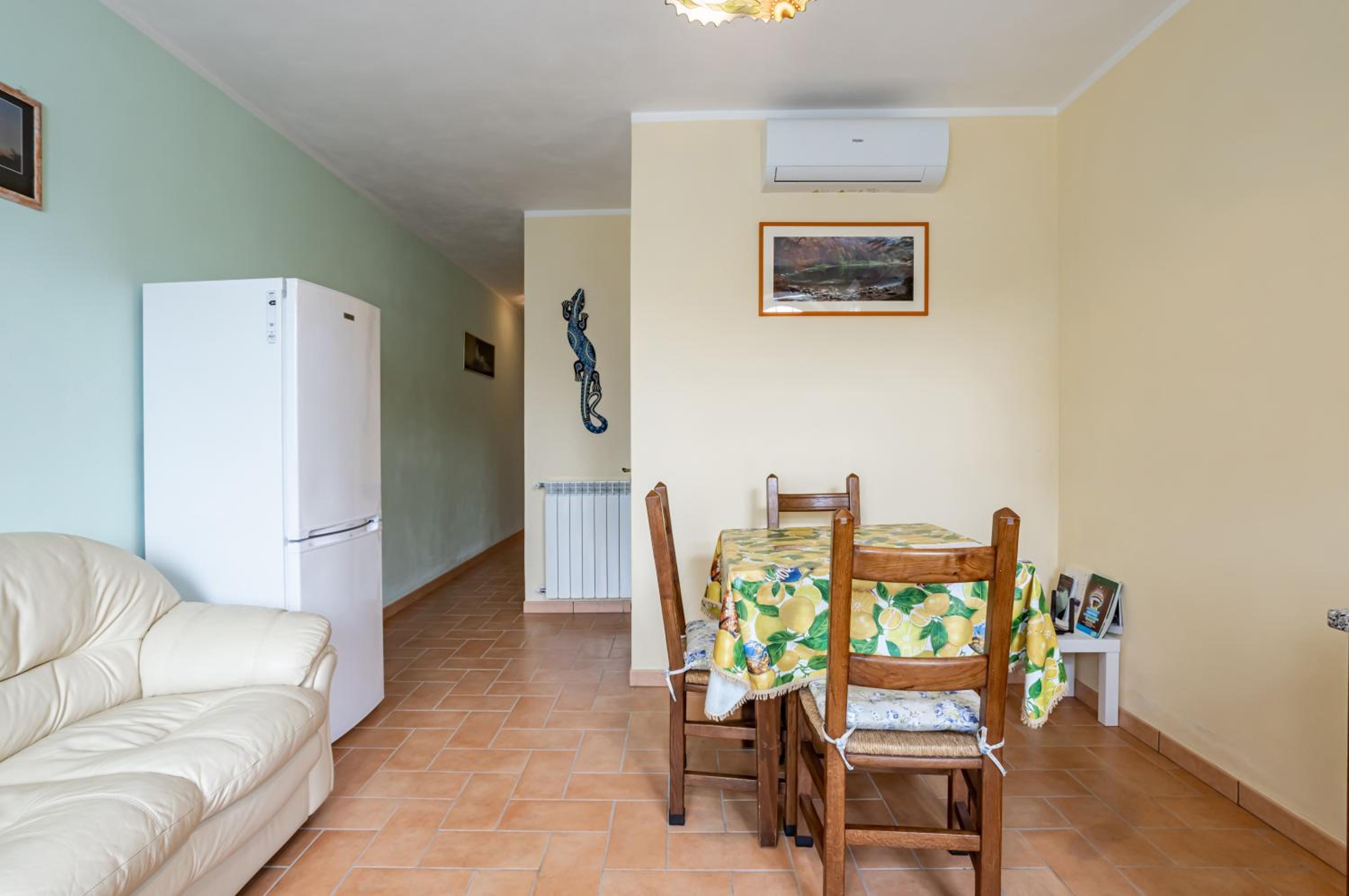 Bright Flat with Private parking! view 3