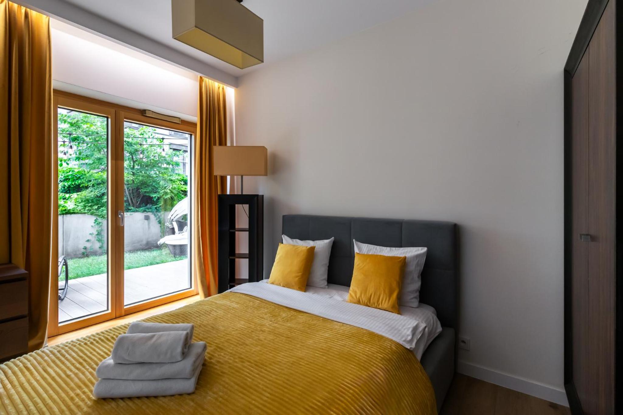 Urban Chic - Luxury 2-Bedroom, Mennica Residence