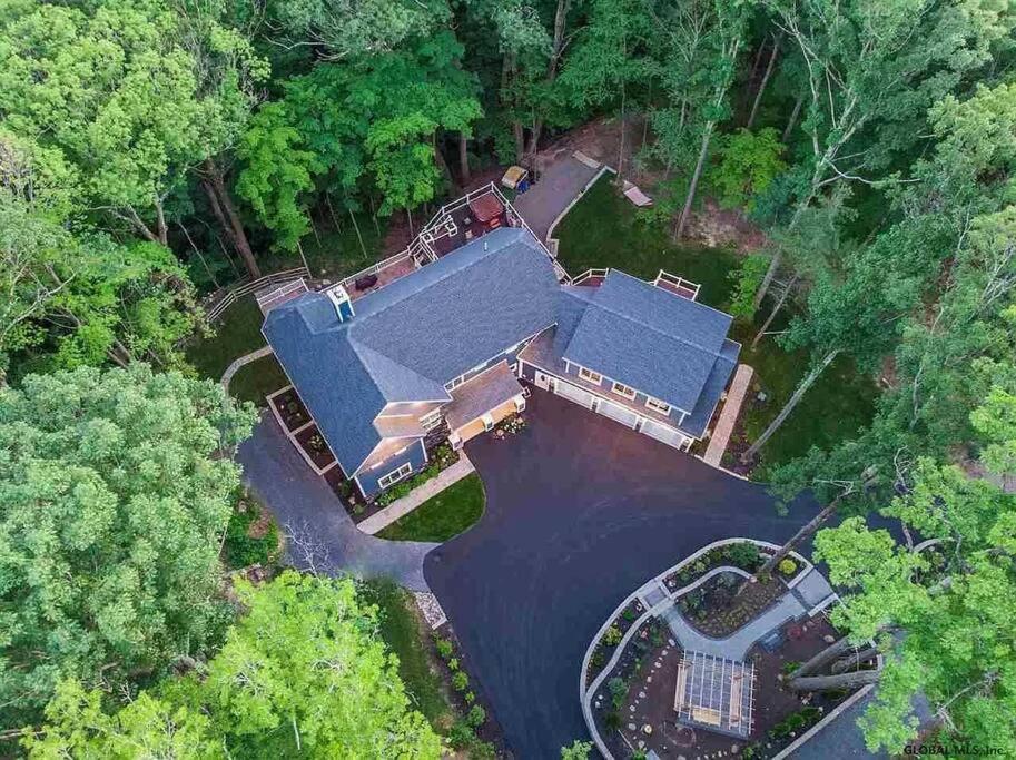 The Athena Hideaway - hottub, firepit, lake & racetrack view 3