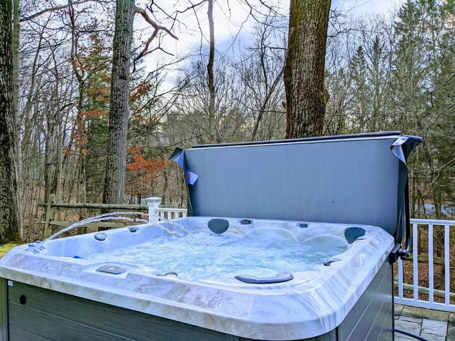 The Athena Hideaway - hottub, firepit, lake & racetrack view 5