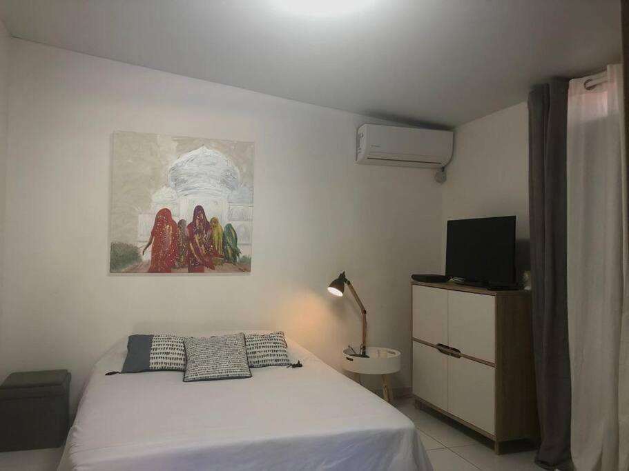 les hauts de Remire Chambre studio indépendant calme avec piscine