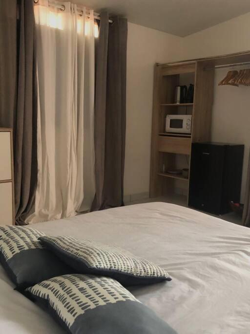 les hauts de Remire Chambre studio indépendant calme avec piscine