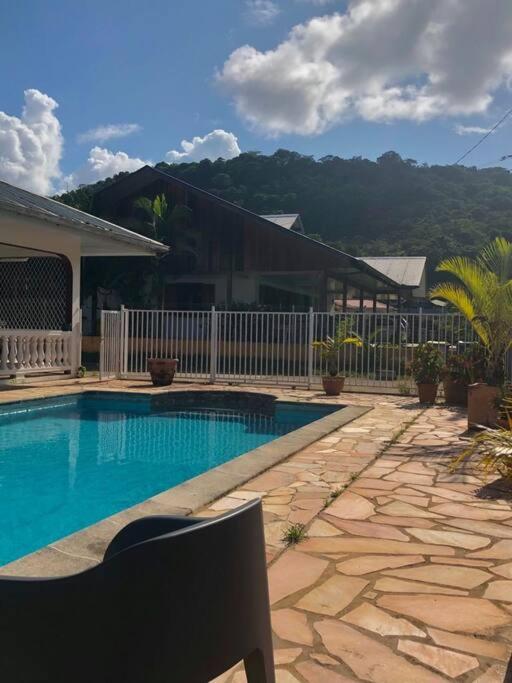 Hotel les hauts de Remire Chambre studio indépendant calme avec piscine - Image 1
