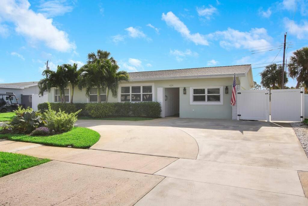 Cutting-edge & Cozy 4 Bed 2 Bath North Palm Beach view 2