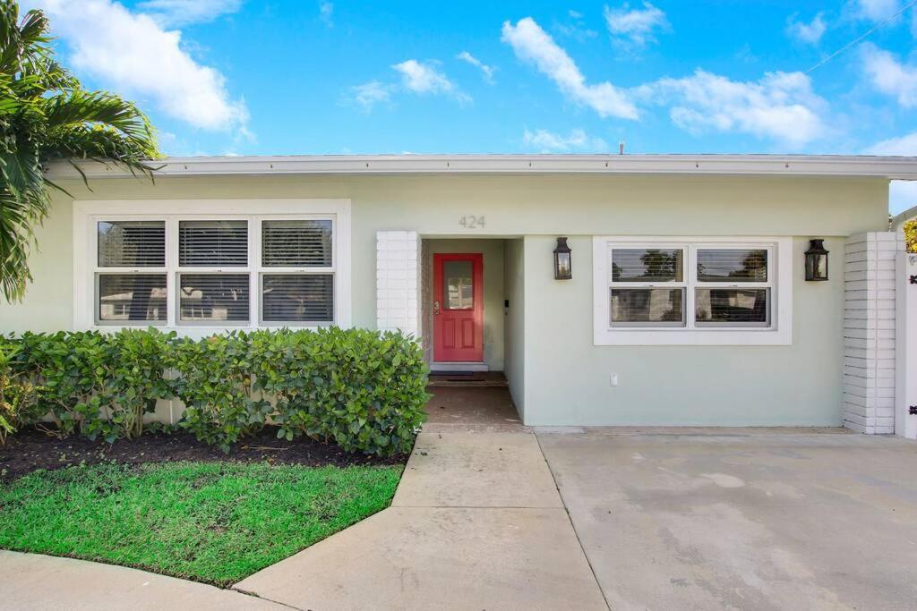 Cutting-edge & Cozy 4 Bed 2 Bath North Palm Beach view 3