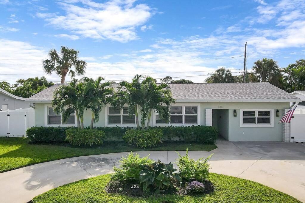 Cutting-edge & Cozy 4 Bed 2 Bath North Palm Beach view 4