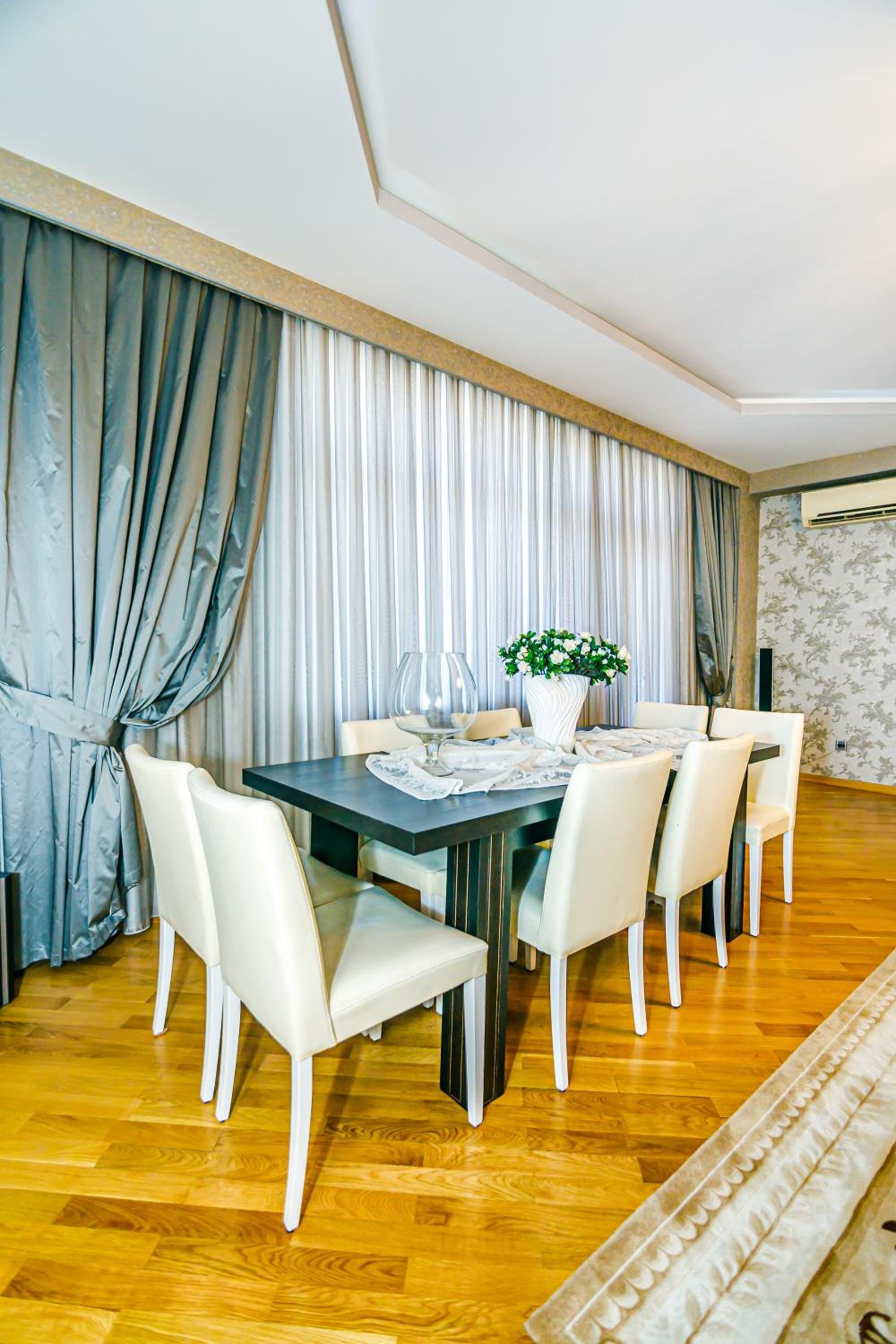 Piramida Plaza Premium House