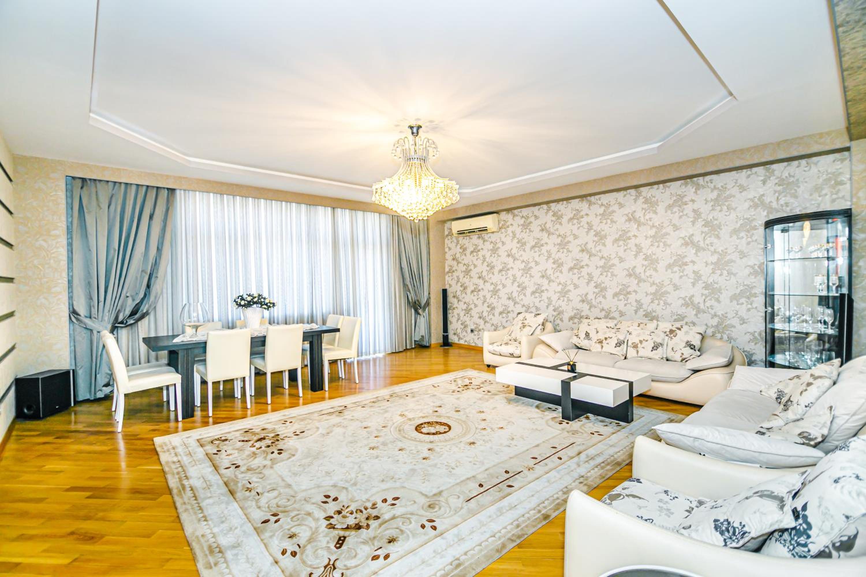 Piramida Plaza Premium House