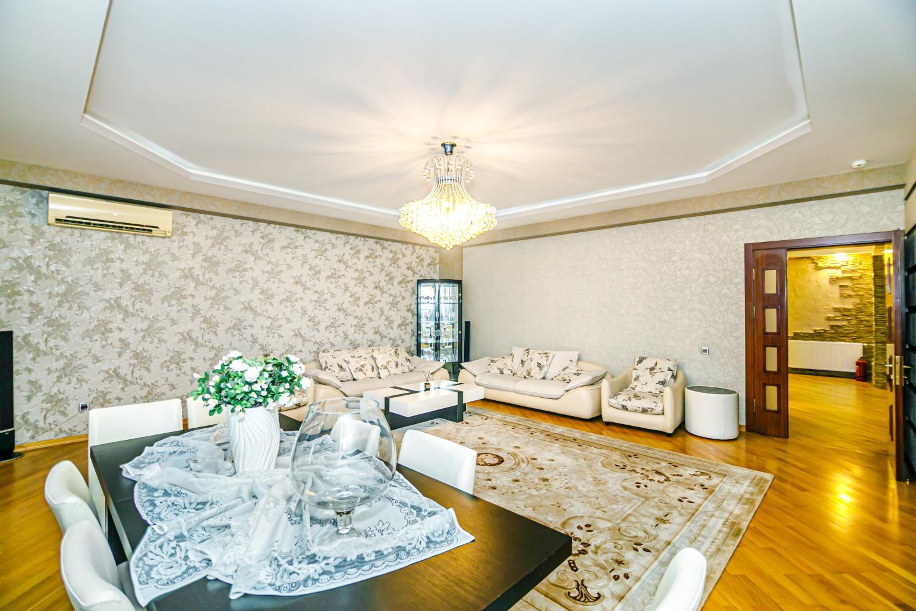 Piramida Plaza Premium House