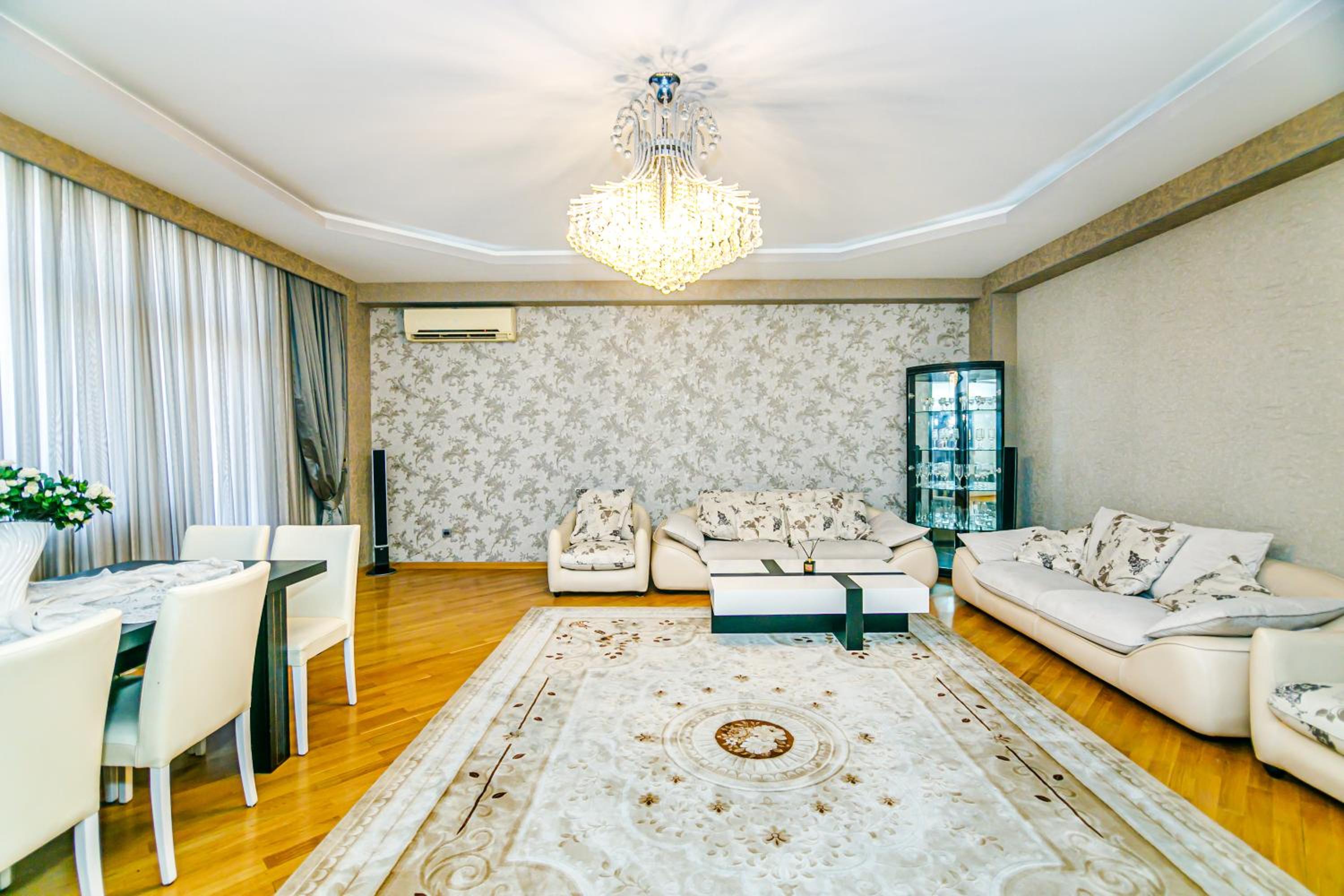 Piramida Plaza Premium House