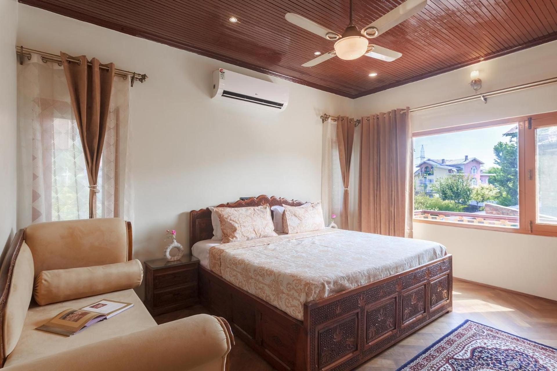 StayVista at Pinewood Villa near Srinagar Airport view 4