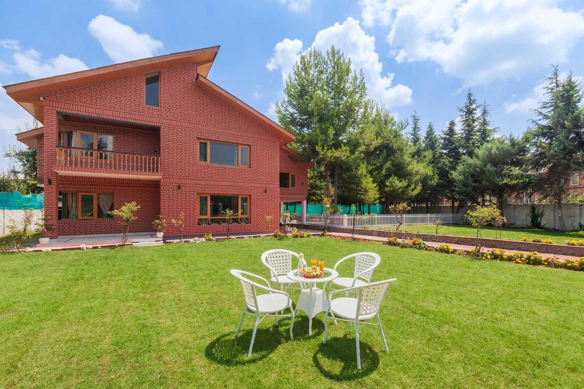 StayVista at Pinewood Villa near Srinagar Airport view 3