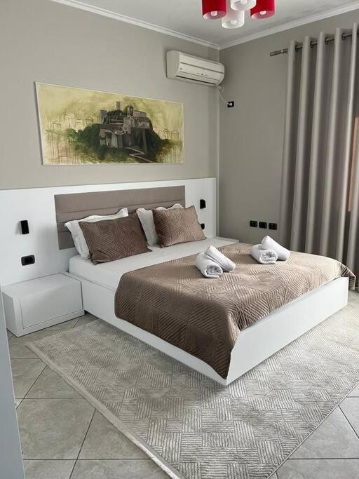 Manga Apartments - Apartment 302