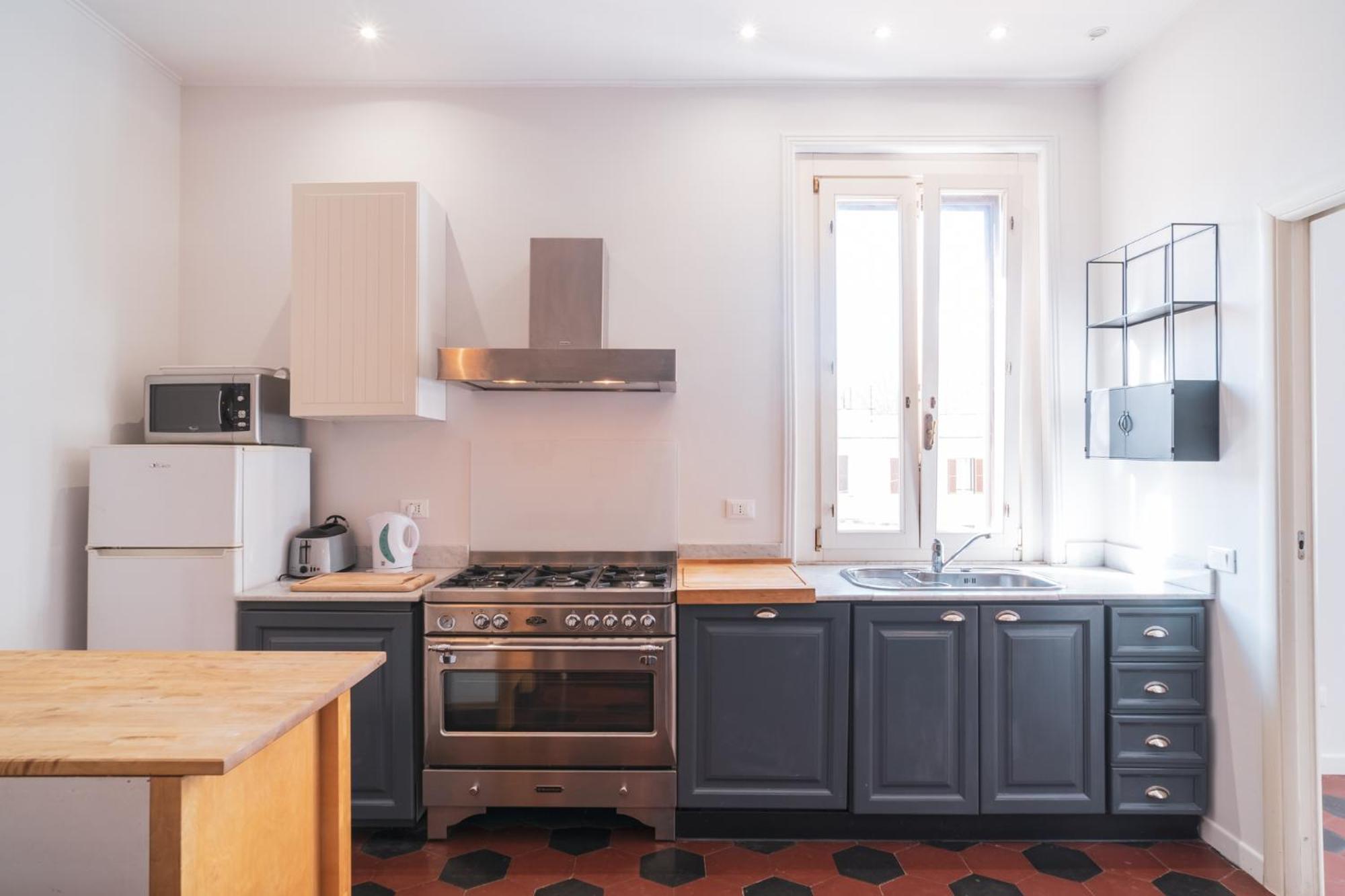 HC - Sunny Apartment in Testaccio!