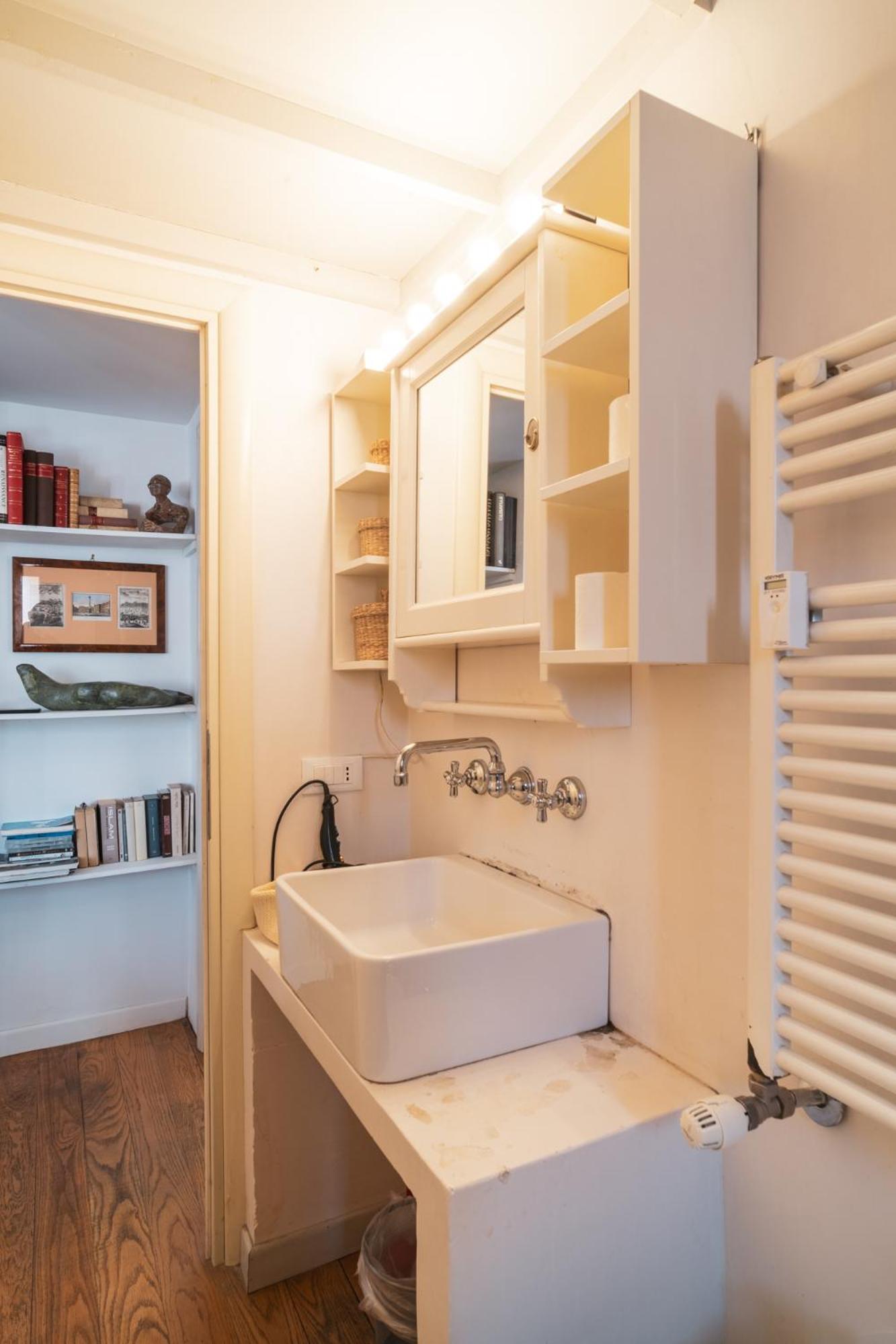 HC - Sunny Apartment in Testaccio!