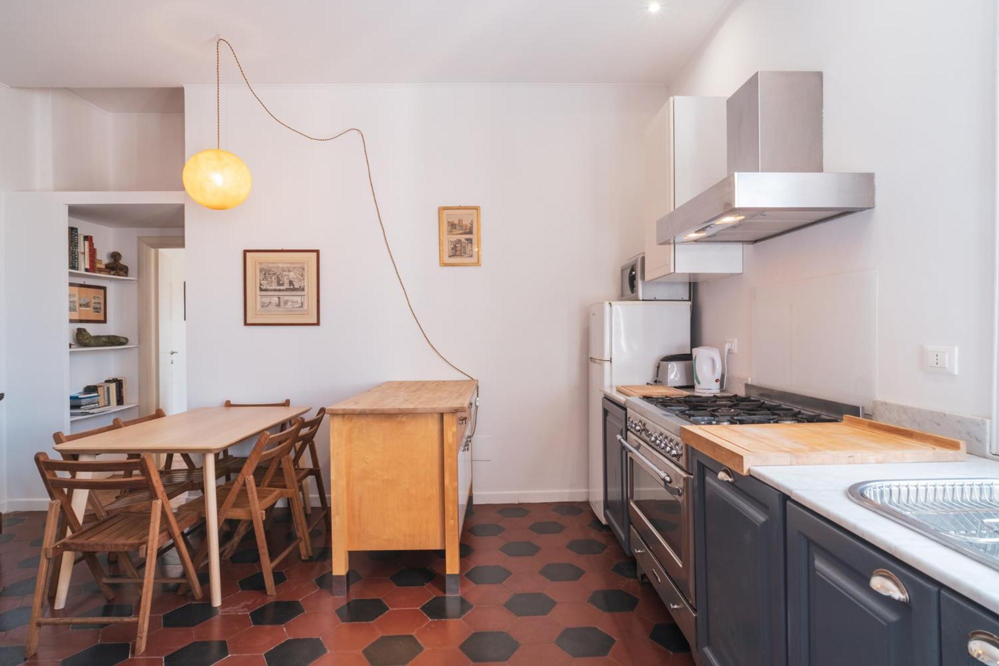 HC - Sunny Apartment in Testaccio!