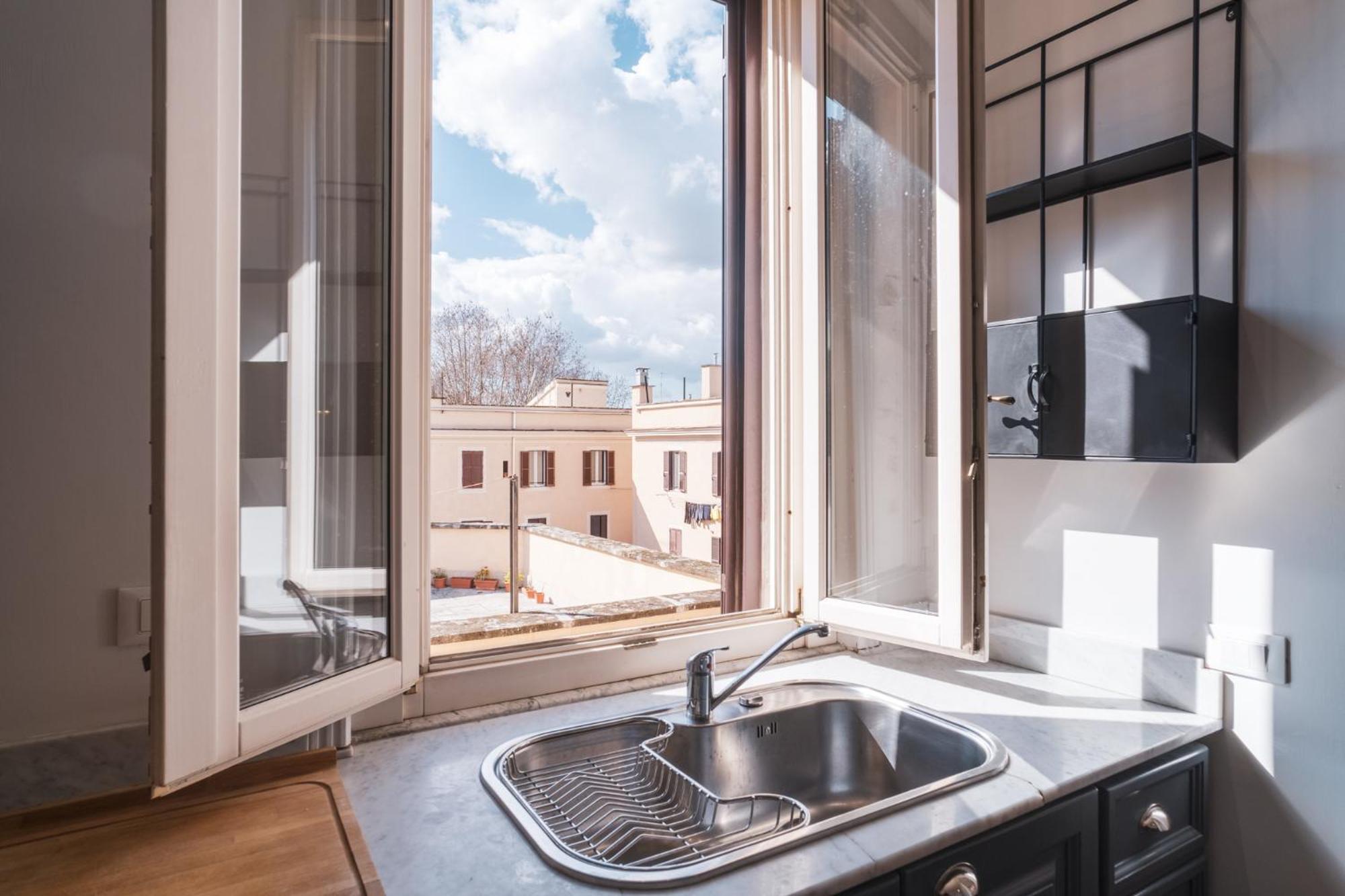 HC - Sunny Apartment in Testaccio!