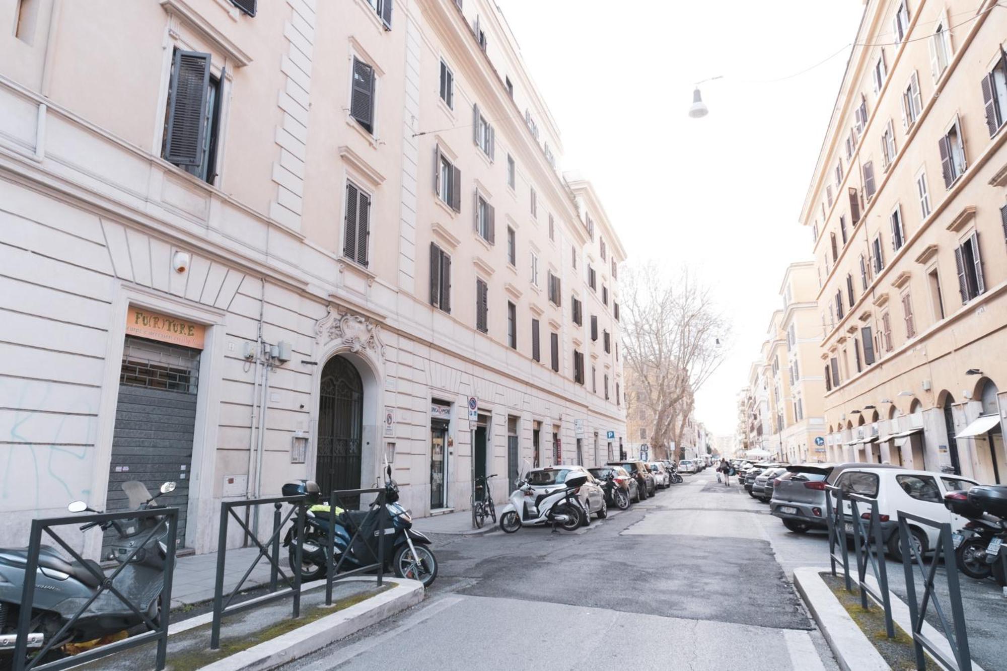 HC - Sunny Apartment in Testaccio!