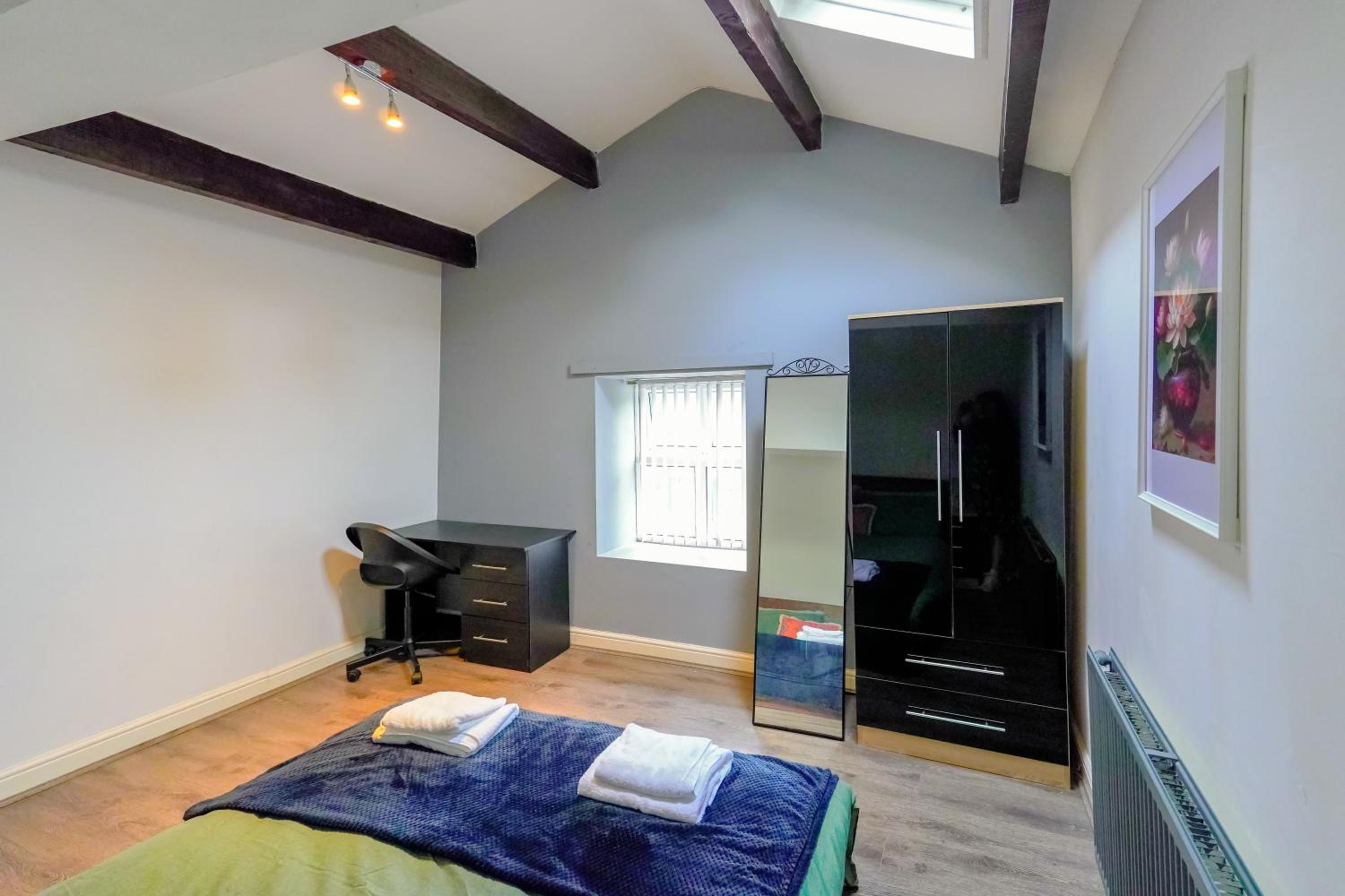 Headingley 2 Bedroom first floor cottage flat Near Universities shops& Park view 3