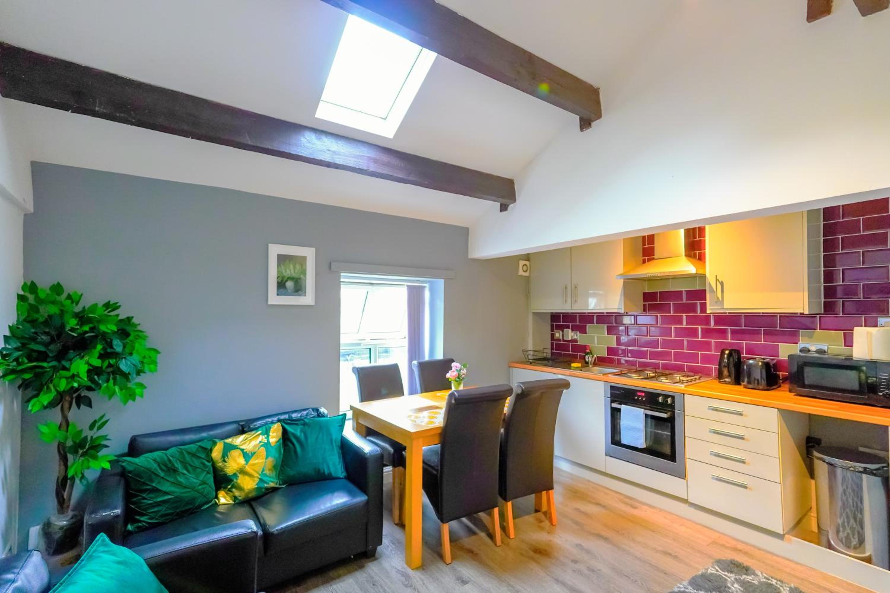 Headingley 2 Bedroom first floor cottage flat Near Universities shops& Park view 4
