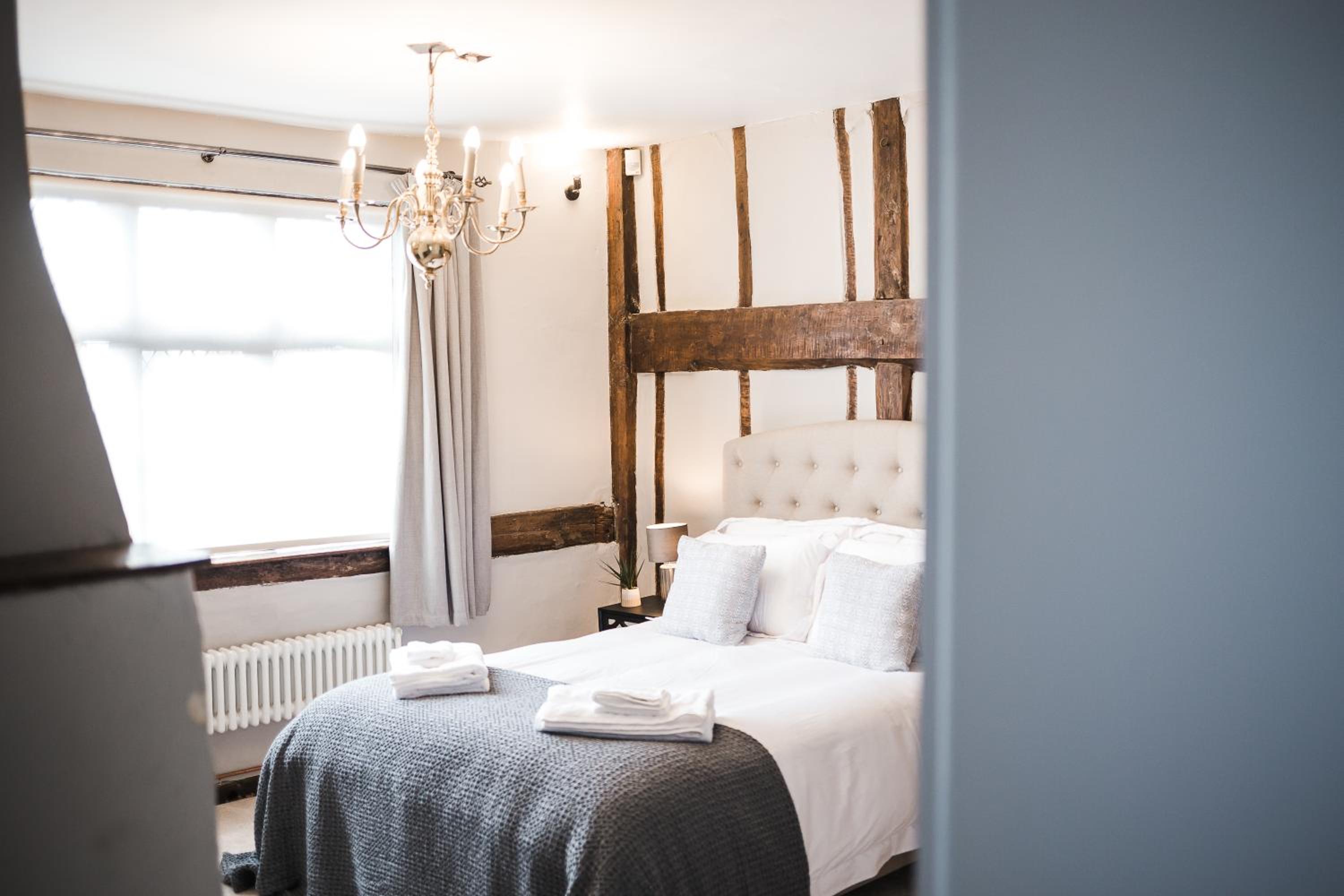 Taylour House - Edenbridge, sleeps 10, historic, unique yet modern