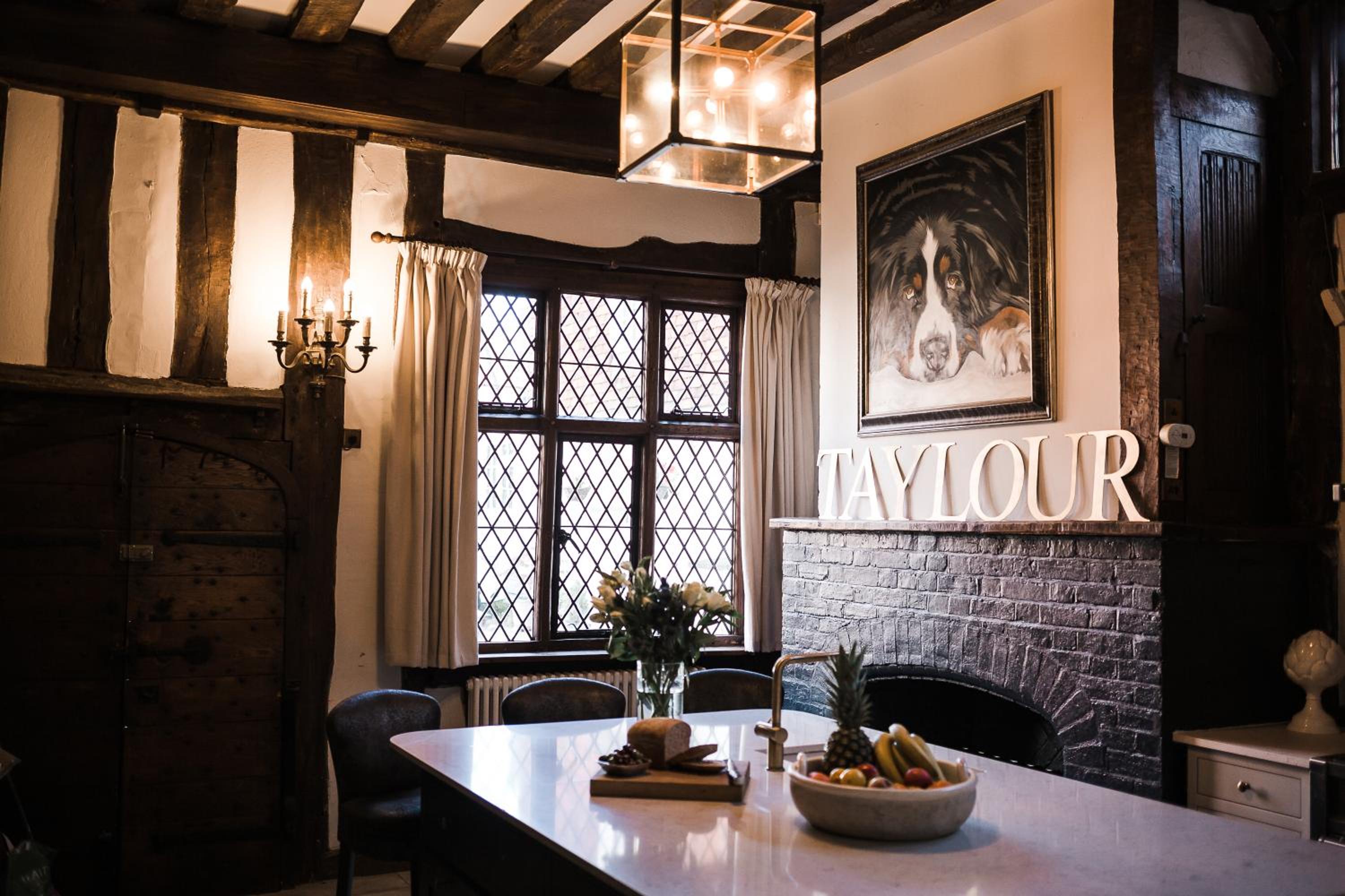 Taylour House - Edenbridge, sleeps 10, historic, unique yet modern