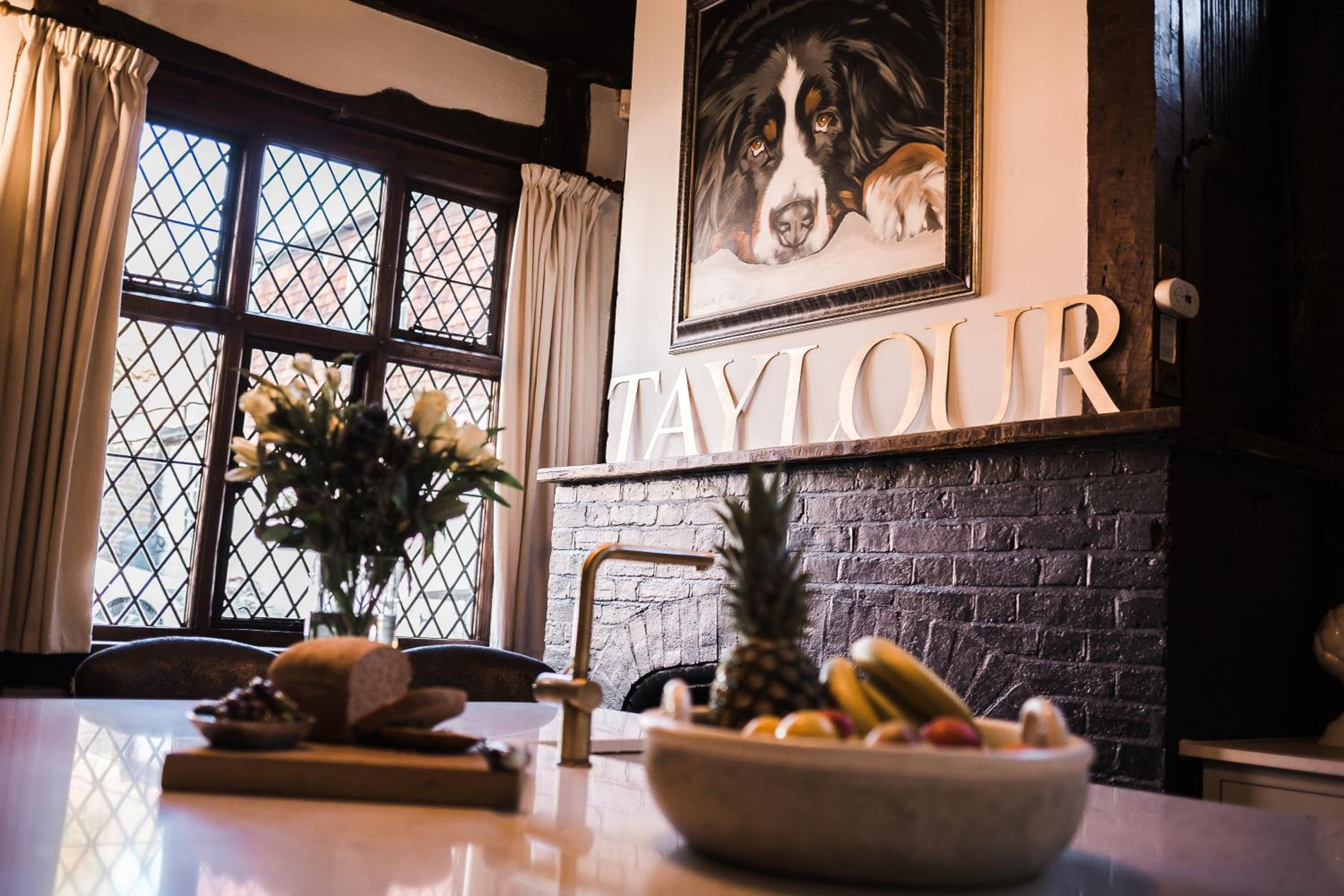 Taylour House - Edenbridge, sleeps 10, historic, unique yet modern