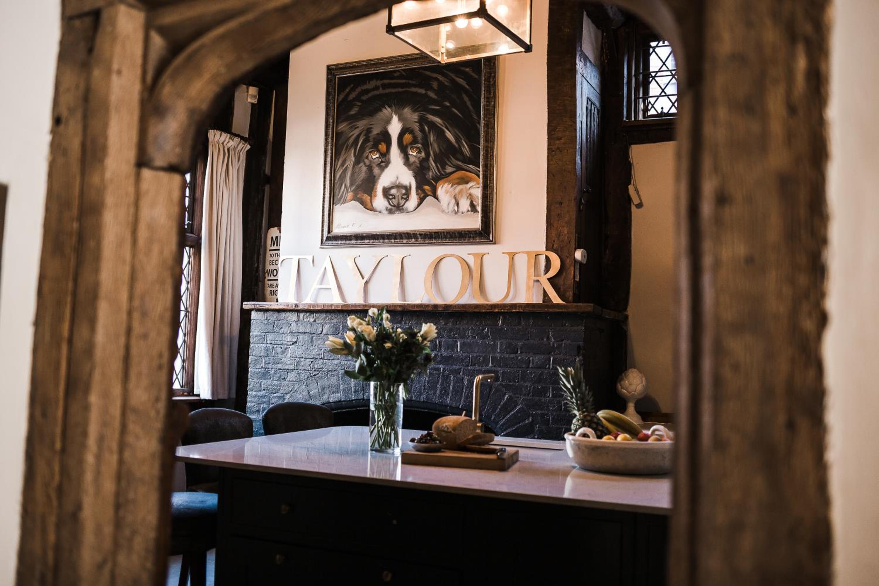 Taylour House - Edenbridge, sleeps 10, historic, unique yet modern