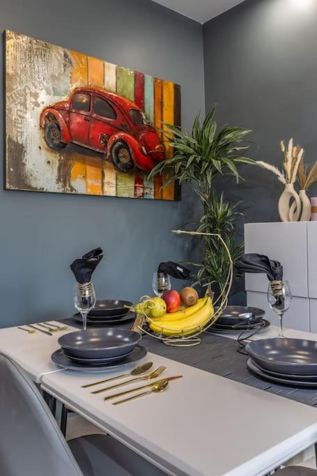 Velvet Noir Apartment by Solea view 3