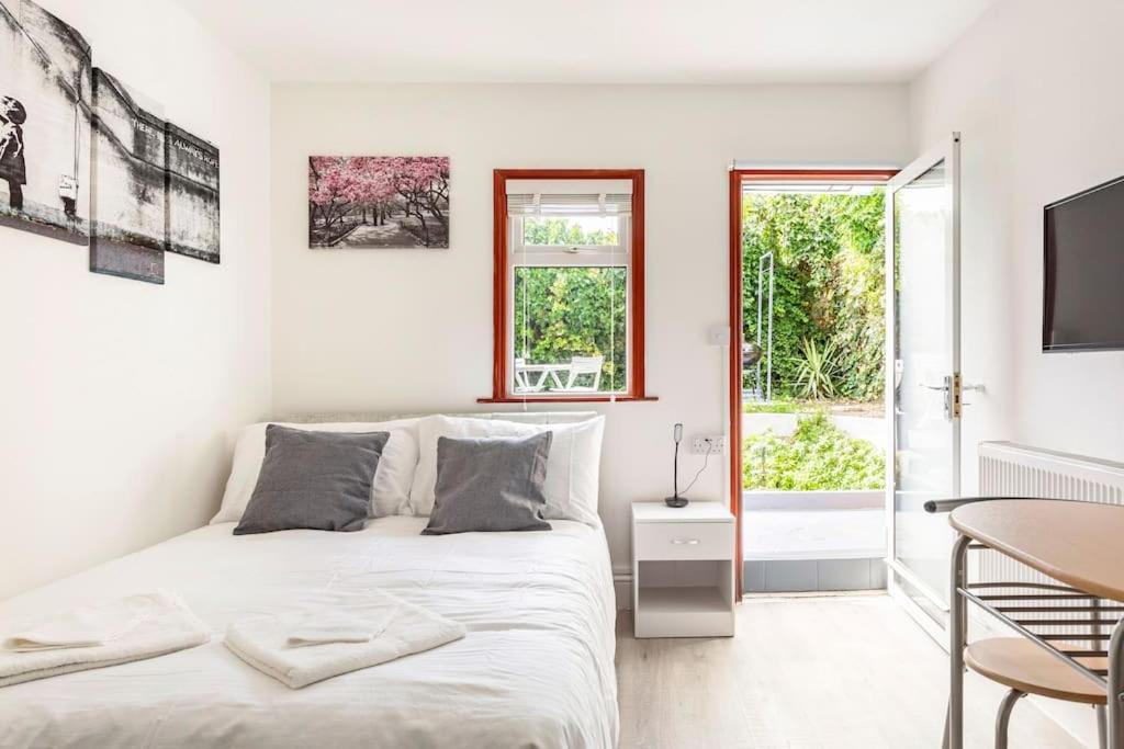 Stylish Ground Floor Garden Flat nr Central London
