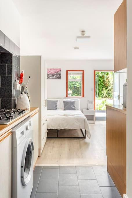 Stylish Ground Floor Garden Flat nr Central London
