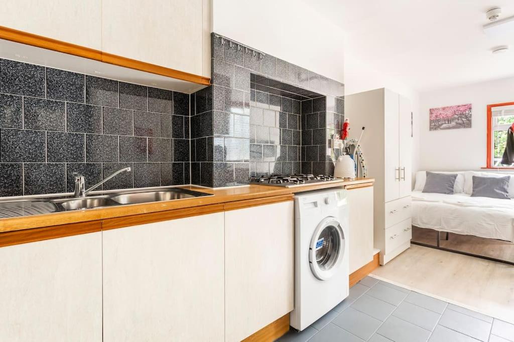 Stylish Ground Floor Garden Flat nr Central London