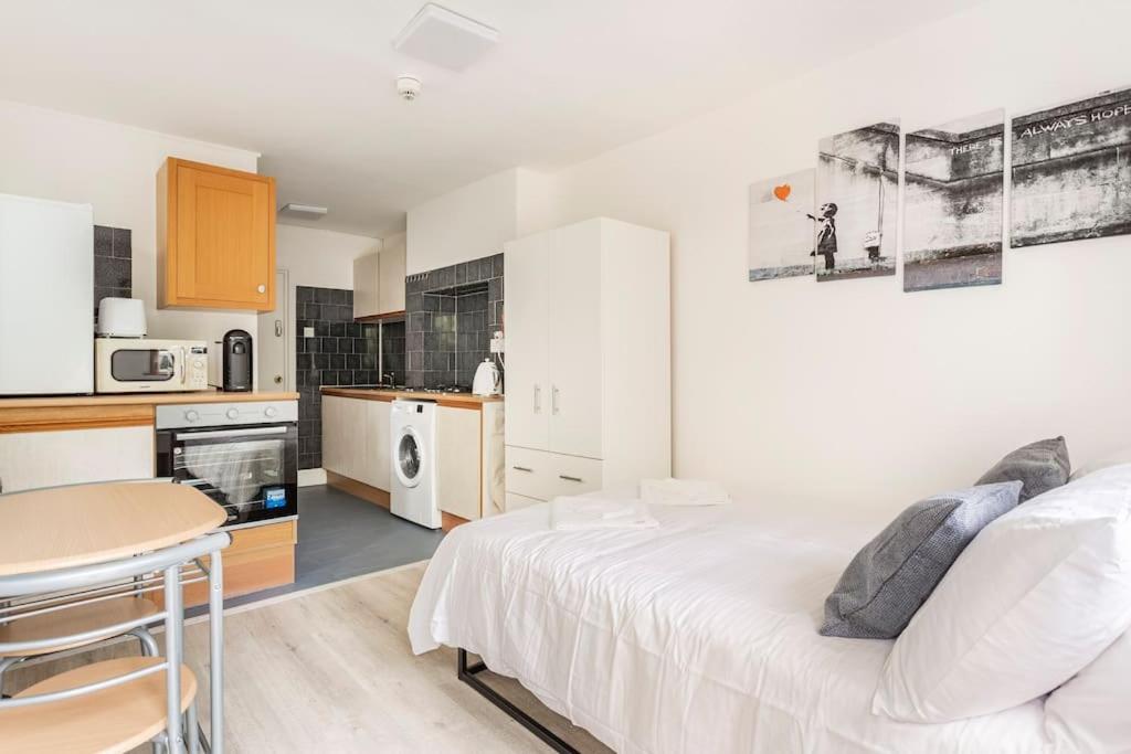 Stylish Ground Floor Garden Flat nr Central London