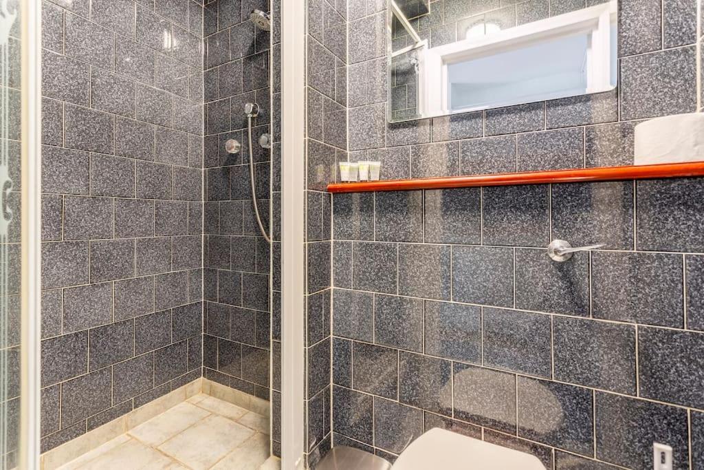 Stylish Ground Floor Garden Flat nr Central London